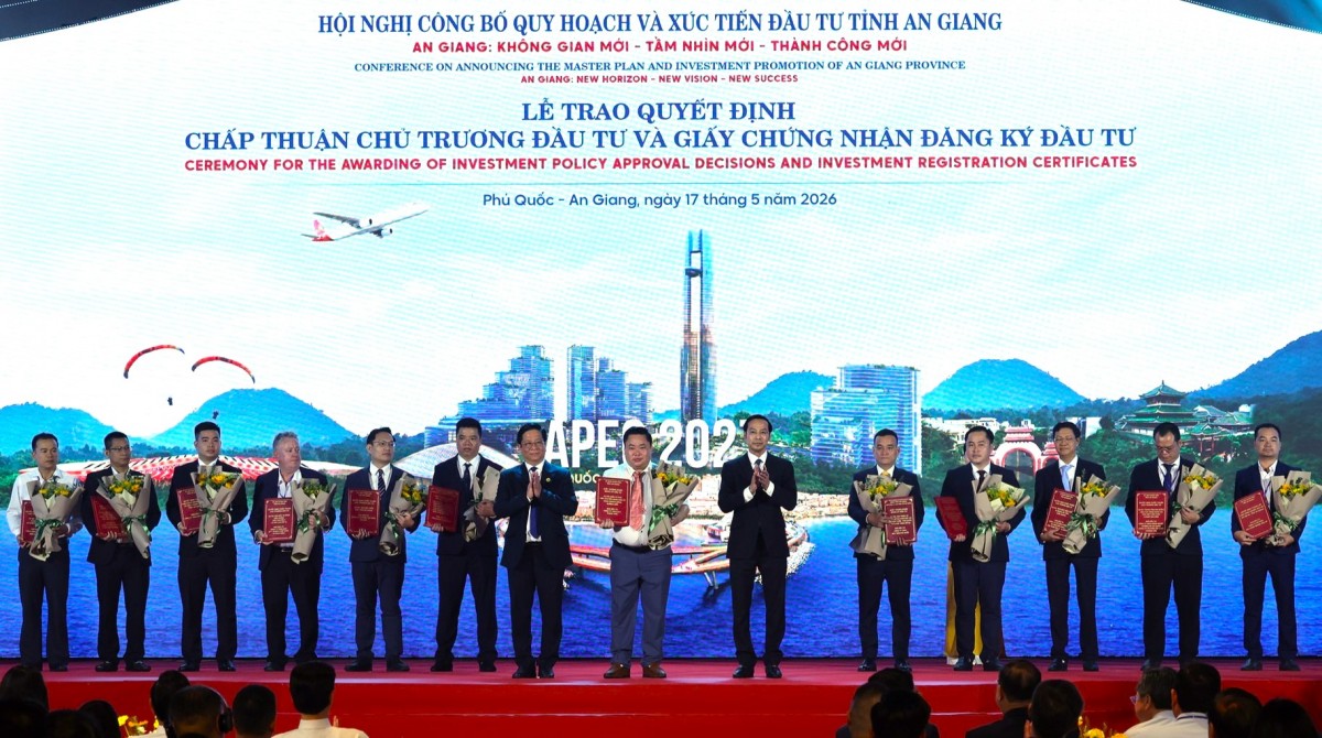 Tỉnh An Giang trao quyết định chấp thuận chủ trương đầu tư cho các nhà đầu tư - Ảnh: VGP