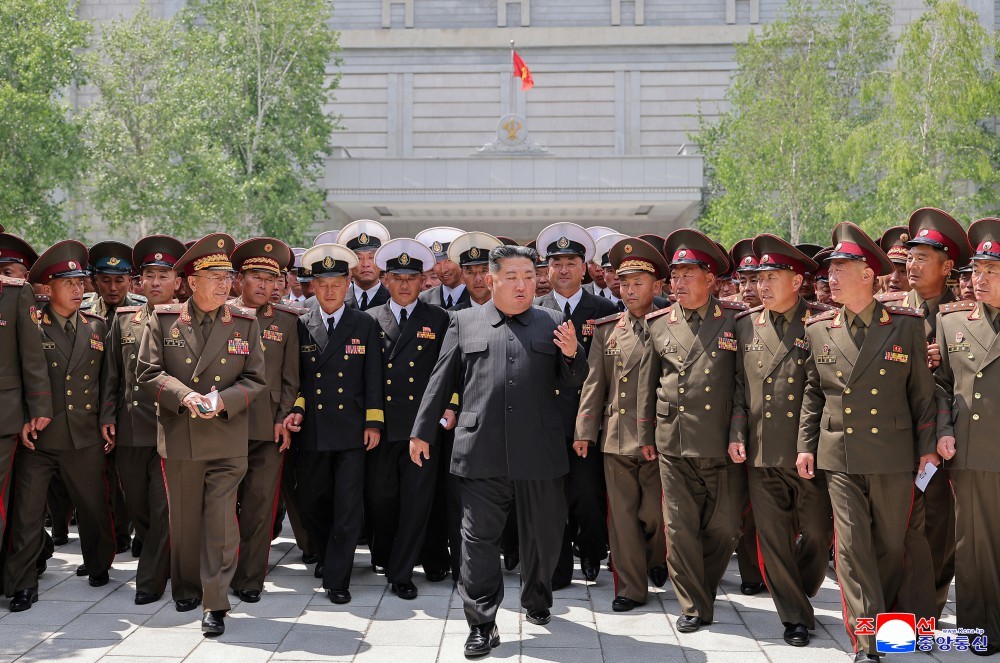 Ông Kim Jong Un trong cuộc gặp các chỉ huy quân đội hôm 17/5. Ảnh: KCNA