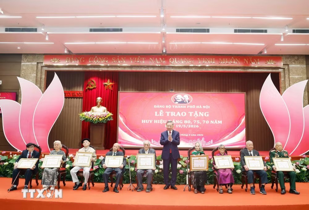 Tổng Bí thư, Chủ tịch nước trao Huy hiệu Đảng cho các đảng viên lão thành