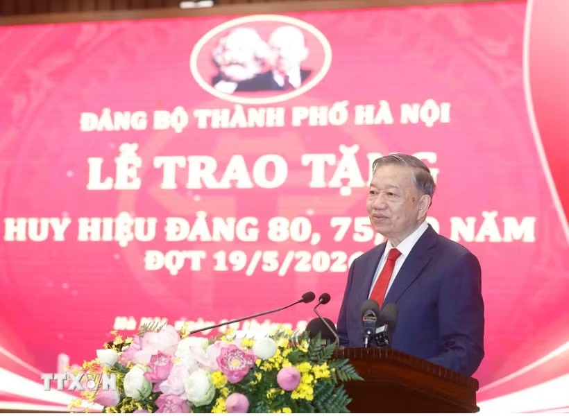 Tổng Bí thư, Chủ tịch nước trao Huy hiệu Đảng cho các đảng viên lão thành