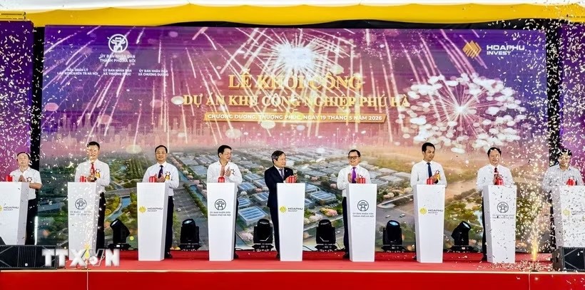 Các đại biểu thực hiện nghi thức khởi công Dự án Khu công nghiệp Phú Hà.