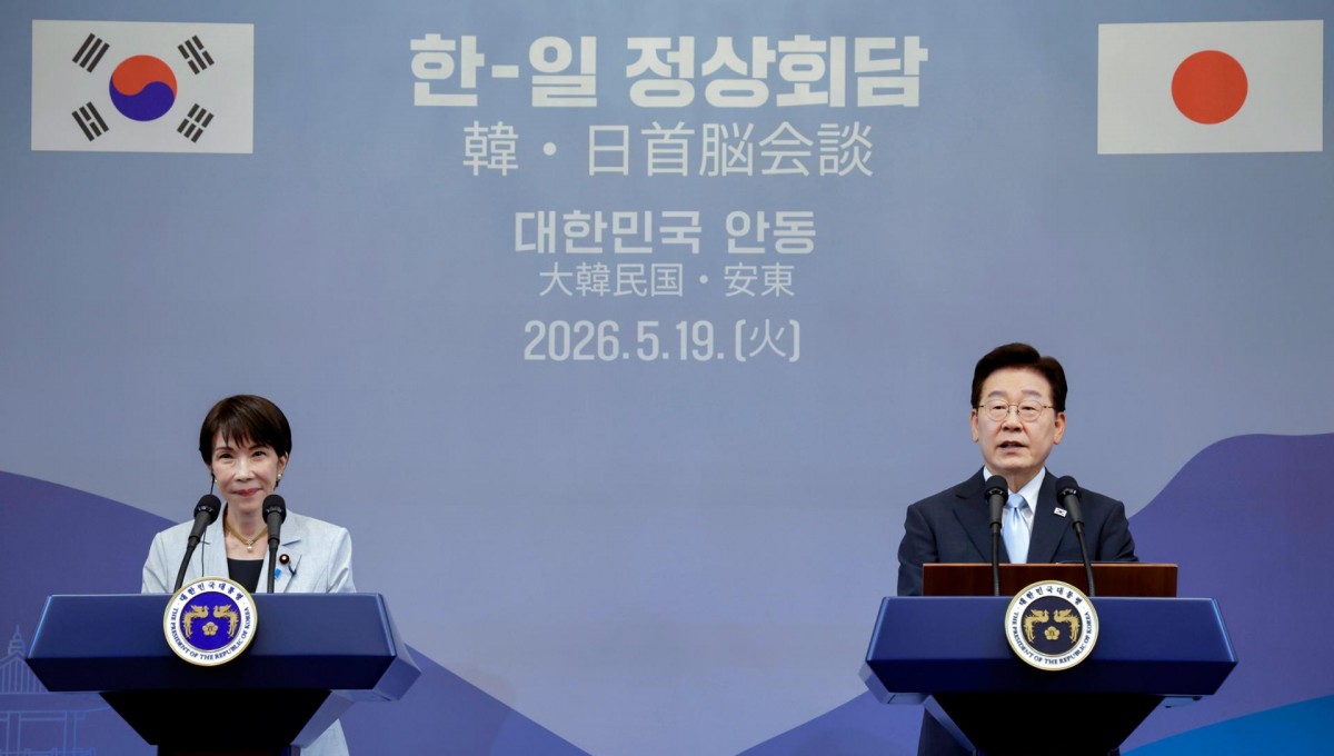 Tổng thống Hàn Quốc Lee Jae Myung (phải) và Thủ tướng Nhật Bản Takaichi Sanae tại buổi họp báo chung ở thành phố Andong ngày 19/5. Ảnh: Yonhap