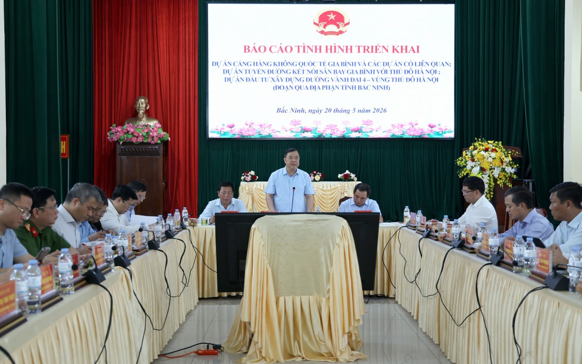 Phó Thủ tướng Thường trực nhấn mạnh các dự án, đặc biệt là sân bay Gia Bình và tuyến đường kết nối với Thủ đô, phải bảo đảm tiến độ gắn với yêu cầu phục vụ các nhiệm vụ đối ngoại quan trọng, trong đó có Hội nghị Cấp cao APEC 2027 - Ảnh: VGP