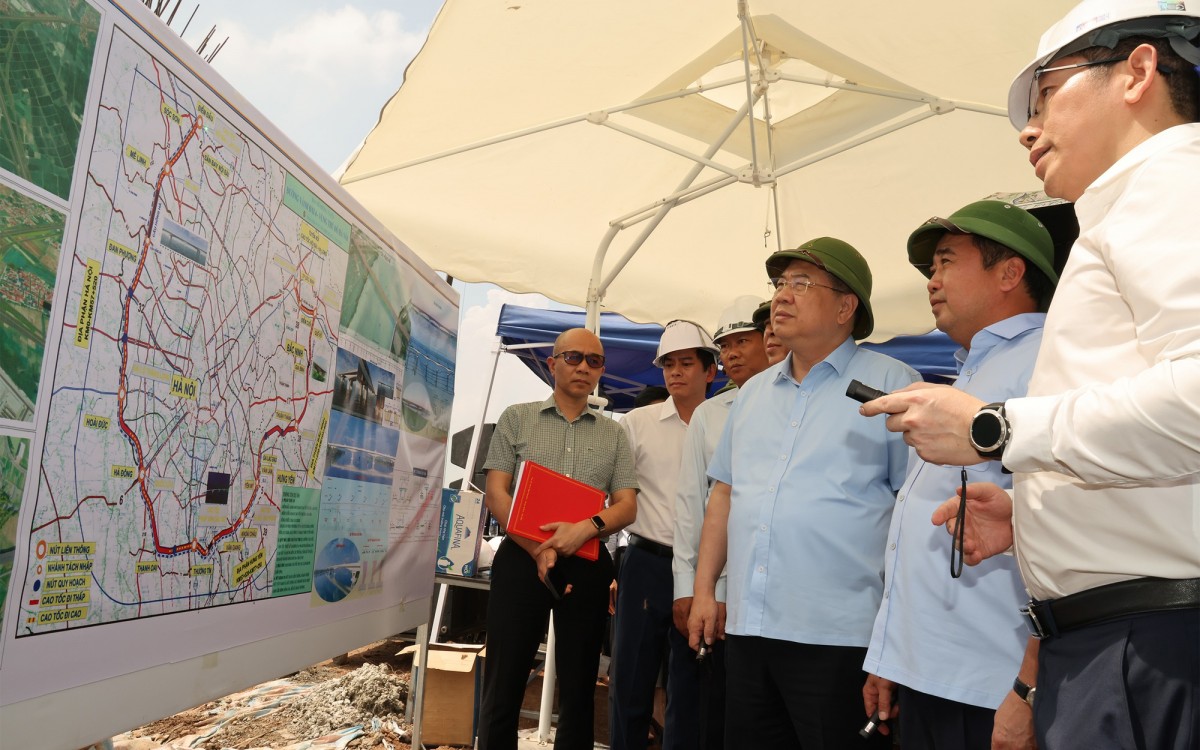 Phó Thủ tướng Thường trực kiểm tra đầu cầu dẫn Hồng Hà thuộc đường Vành đai 4, tại vị trí đê Tả sông Hồng, xã Mê Linh, Hà Nội - Ảnh: VGP