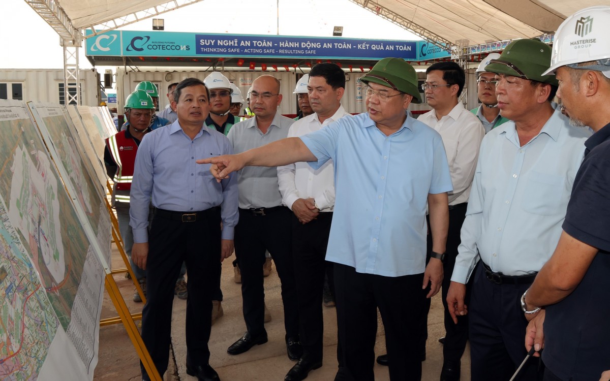 Phó Thủ tướng Thường trực Chính phủ Phạm Gia Túc kiểm tra dự án Cảng hàng không quốc tế Gia Bình - Ảnh: VGP