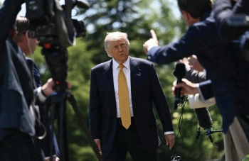 Ông Trump bỏ dự đám cưới con trai vì bận 'việc chính phủ'