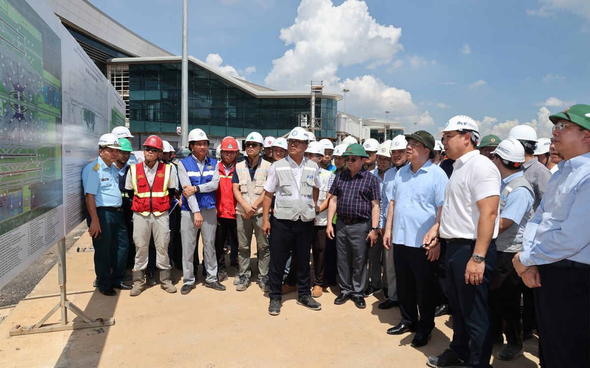 Phó Thủ tướng Thường trực nghe báo cáo tổng thể Dự án sân bay Long Thành - Ảnh: VGP
