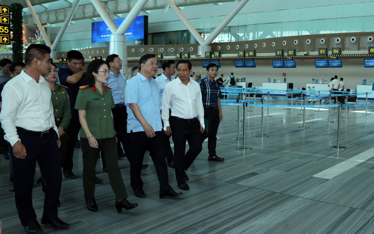 Phó Thủ tướng Thường trực thăm Nhà ga T3 Tân Sơn Nhất. Ảnh: VGP.