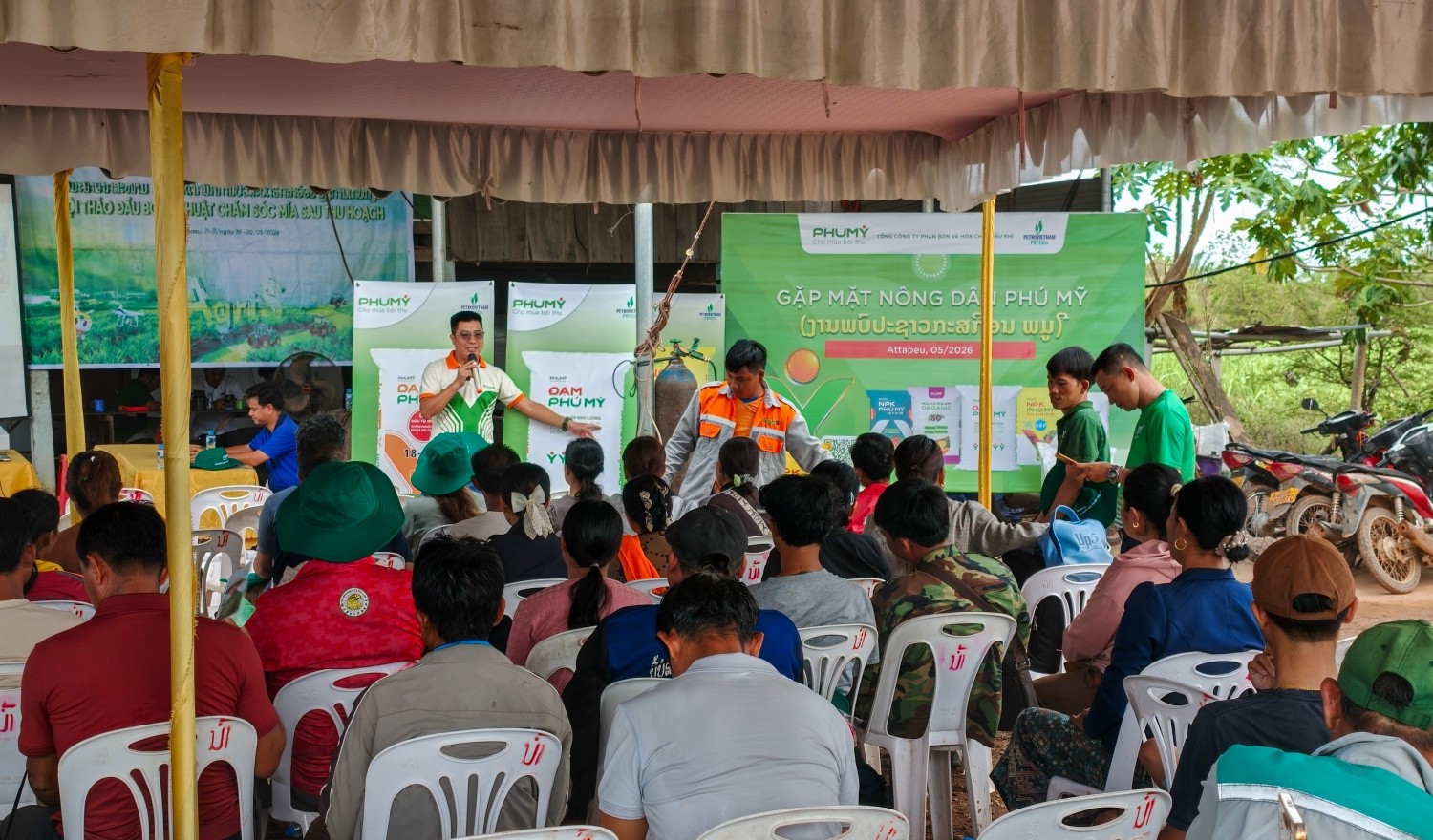 Hội thảo kỹ thuật tại vùng nguyên liệu mía Attapeu, thu hút đông đảo nông dân, đại diện chính quyền địa phương cùng các chuyên gia nông nghiệp tham dự.