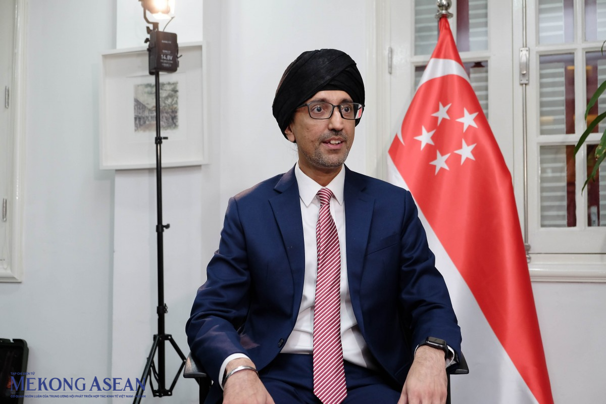 Đại sứ đặc mệnh toàn quyền Singapore tại Việt Nam Rajpal Singh trả lời báo chí chiều 25/5. Ảnh: Tùng Dương/Mekong ASEAN