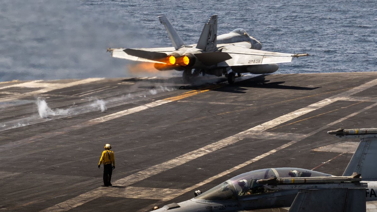 Máy bay chiến đấu của Hải quân Mỹ cất cánh từ tàu sân bay USS Abraham Lincoln gần Eo biển Hormuz. Ảnh: X/@CENTCOM
