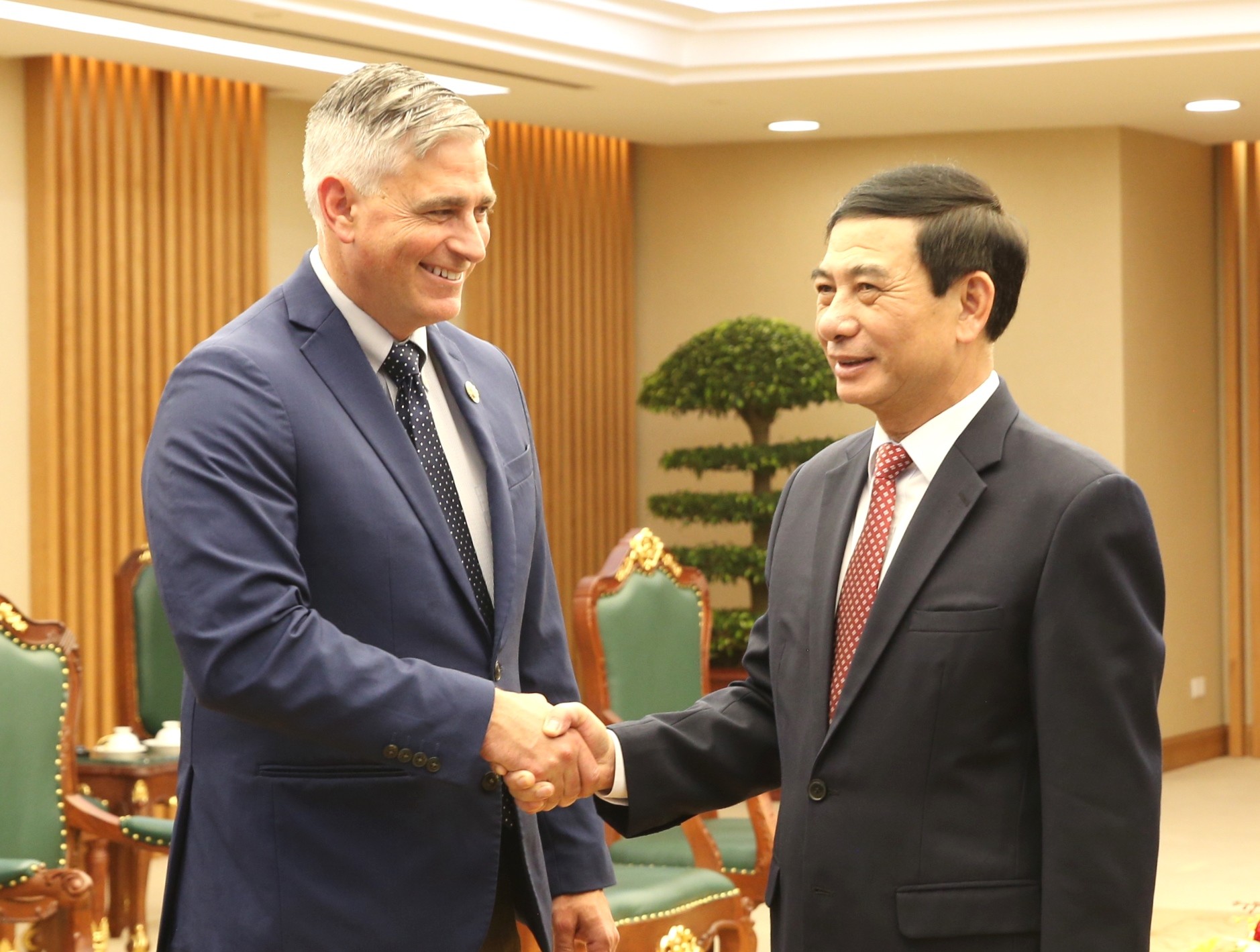 Phó Thủ tướng, Bộ trưởng Bộ Quốc phòng Phan Văn Giang và Hạ Nghị sĩ Micheal Baumgartner (Đảng Cộng hòa, bang Washington), Thành viên Ủy ban Đối ngoại Hạ viện Hoa Kỳ tại buổi tiếp - Ảnh: VGP/Nguyễn Hoàng