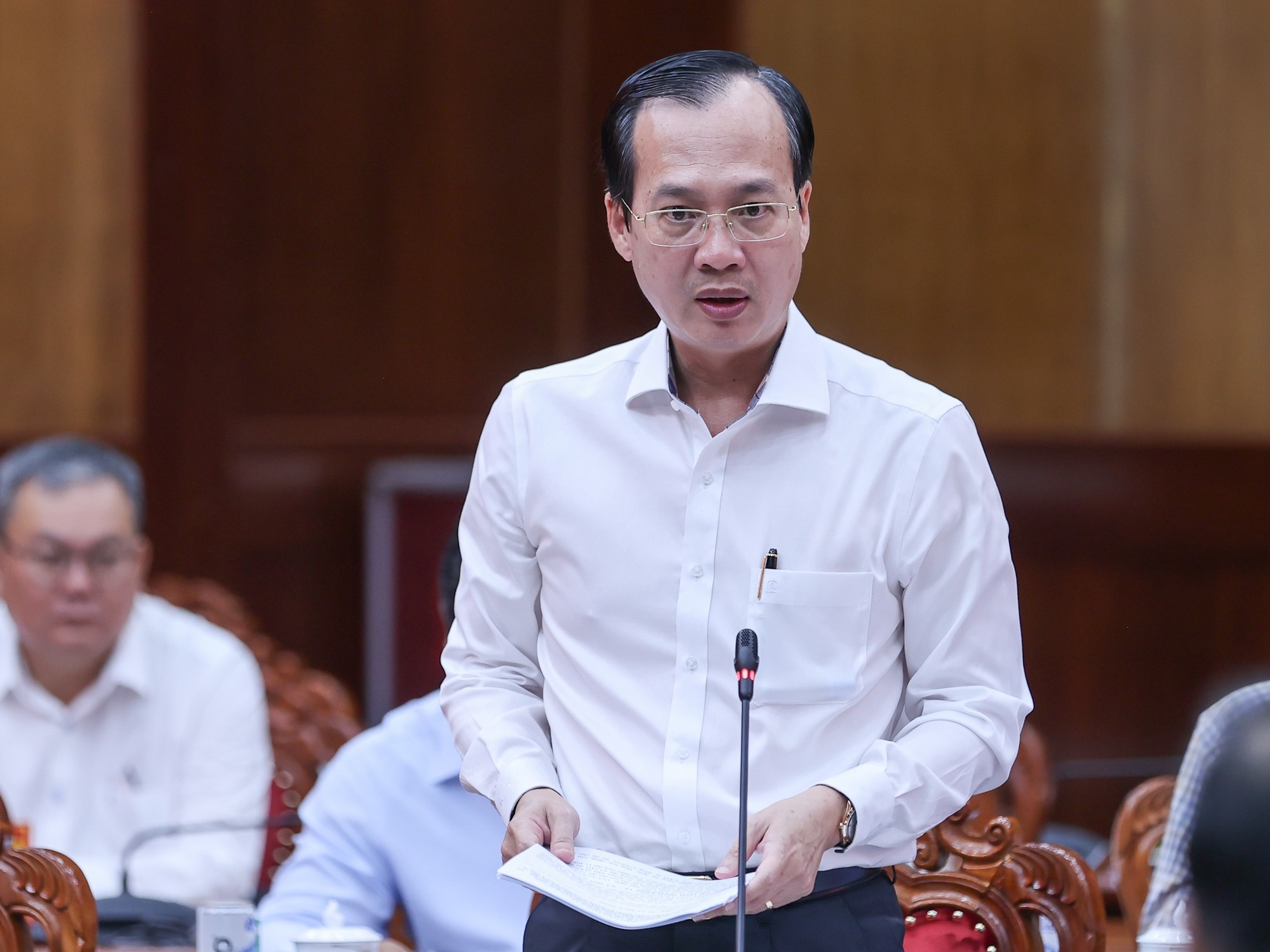Chủ tịch UBND tỉnh Vĩnh Long Trần Trí Quang báo cáo với Thủ tướng và đoàn công tác - Ảnh: VGP/Nhật Bắc