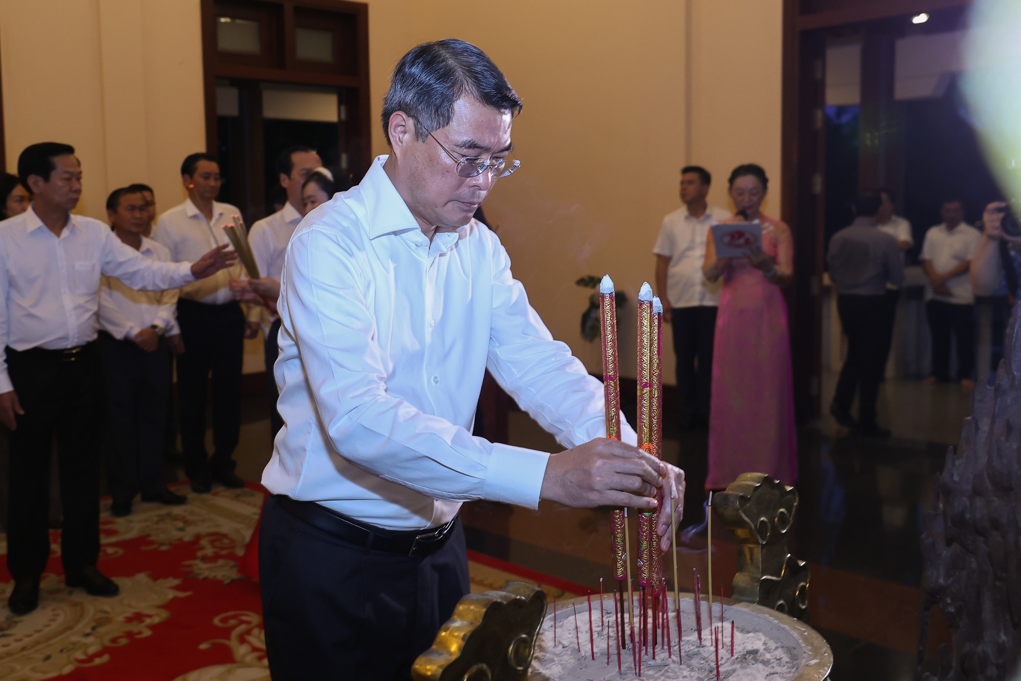 Trước buổi làm việc, Thủ tướng Chính phủ Lê Minh Hưng và đoàn công tác đã dâng hương, dâng hoa tại khu lưu niệm cố Chủ tịch Hội đồng Bộ trưởng Phạm Hùng và khu lưu niệm cố Thủ tướng Chính phủ Võ Văn Kiệt – các nhà lãnh đạo tiền bối xuất sắc, những người c