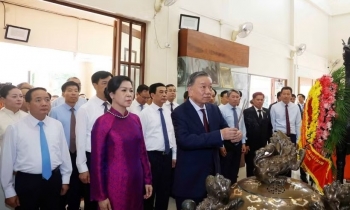 Tổng Bí thư, Chủ tịch nước dâng hương tưởng niệm Bác Hồ tại Thái Lan
