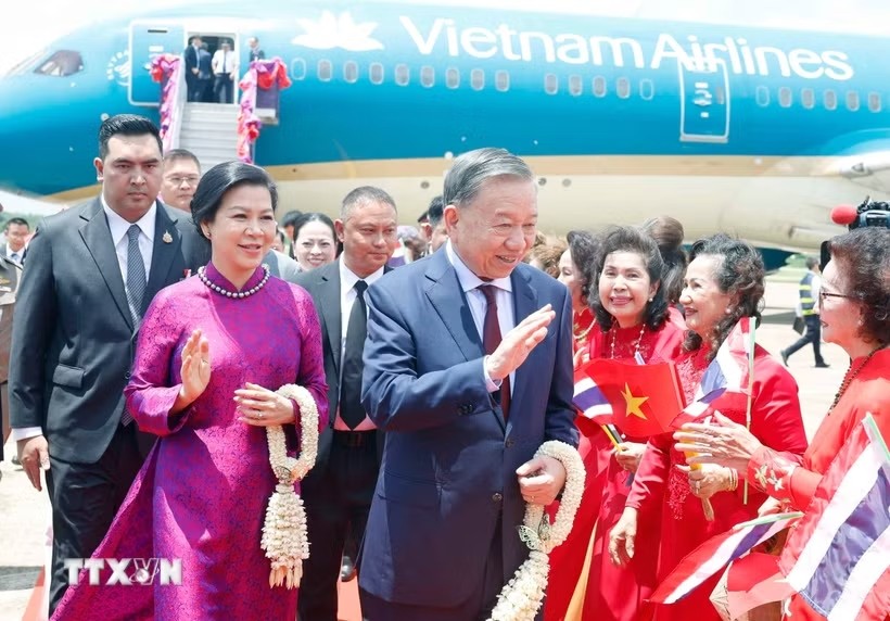 Tổng Bí thư, Chủ tịch nước Tô Lâm và Phu nhân cùng Đoàn đại biểu cấp cao Việt Nam đã đến sân bay quốc tế Udon Thani (tỉnh Udon Thani), bắt đầu thăm chính thức Vương quốc Thái Lan theo lời mời của Thủ tướng Vương quốc Thái Lan Anutin Charnvirakul và Phu nhân từ ngày 27-29/5.