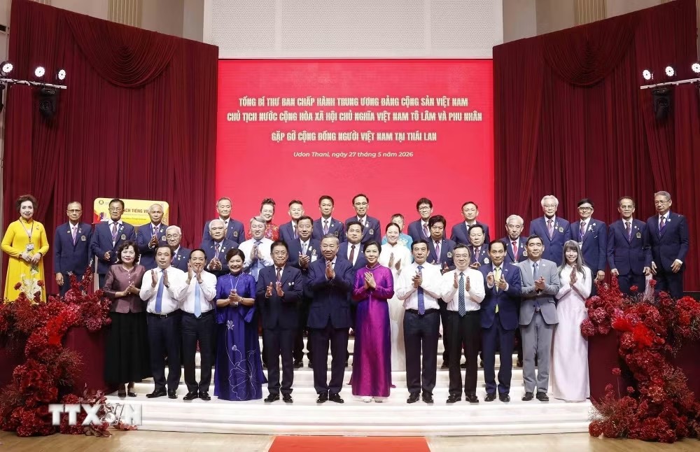 Tổng Bí thư, Chủ tịch nước Tô Lâm và Phu nhân cùng đại biểu chụp ảnh chung với đại diện cộng đồng người Việt Nam tại Thái Lan.