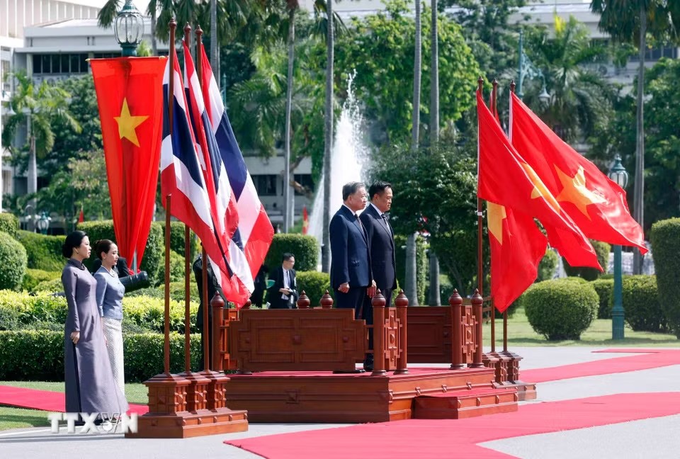Tổng Bí thư, Chủ tịch nước Tô Lâm và Thủ tướng Thái Lan Anutin Charnvirakul trên bục danh dự, nghe Quân nhạc cử Quốc thiều hai nước - Ảnh: TTXVN
