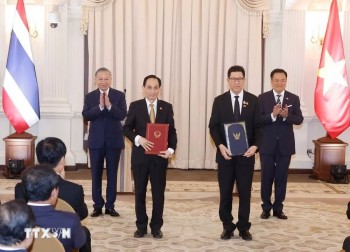Việt Nam - Thái Lan ký kết văn kiện hợp tác và công bố logo kỷ niệm 50 năm