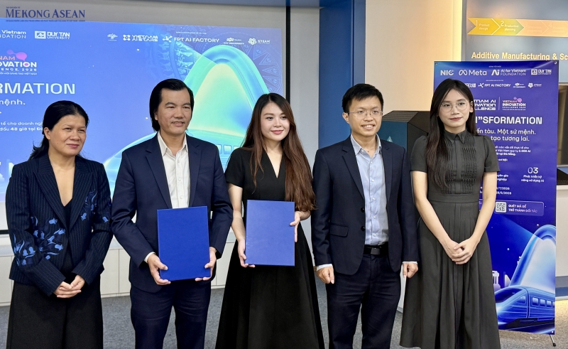 Các đơn vị tổ chức trao biên bản ghi nhớ tại lễ công bố chương trình Vietnam AI Innovation Challenge. Ảnh: Hà Anh/Mekong ASEAN.