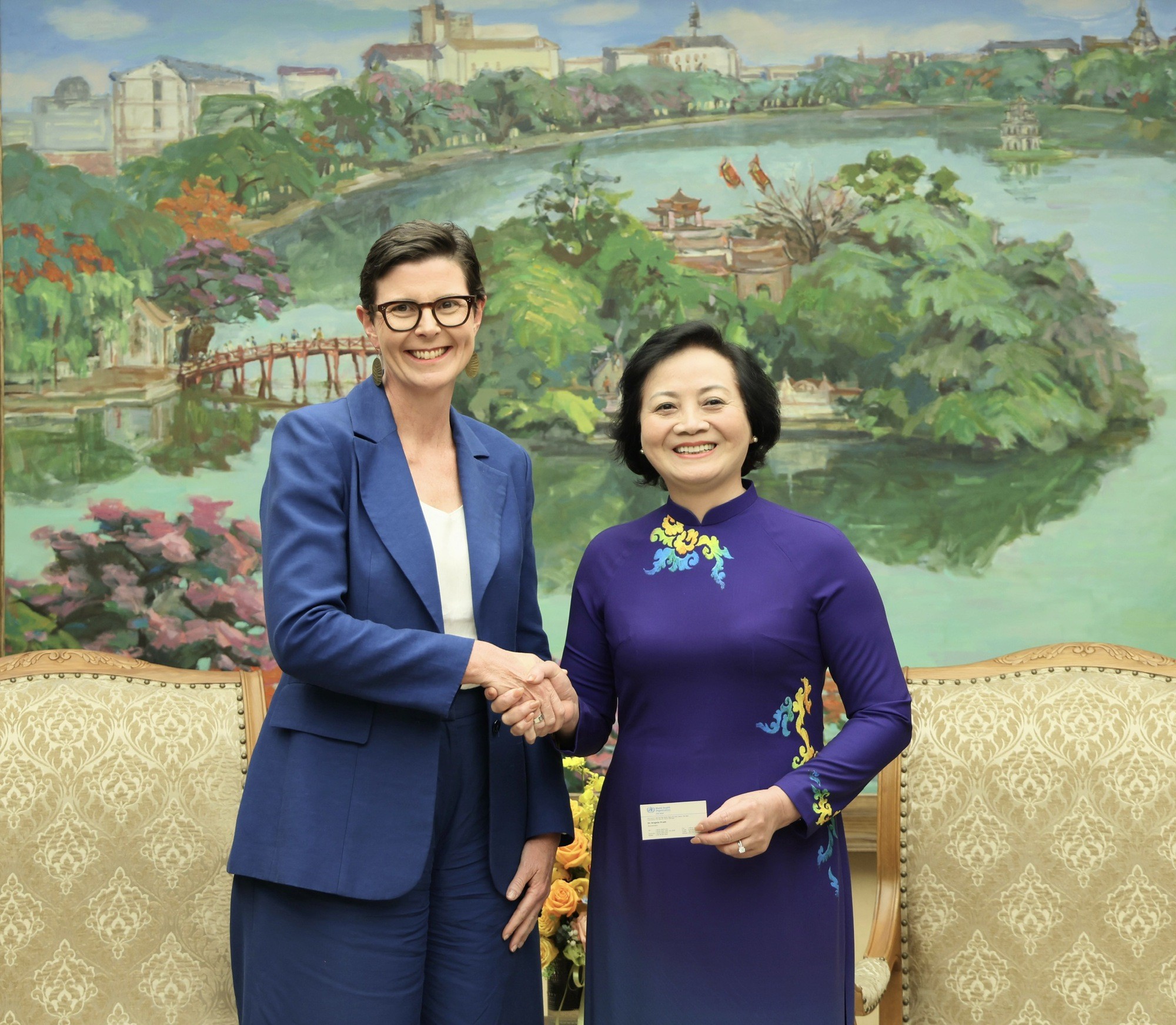 Phó Thủ tướng Phạm Thị Thanh Trà và bà Angela Pratt, Trưởng Đại diện WHO tại Việt Nam - Ảnh: VGP/Thu Giang
