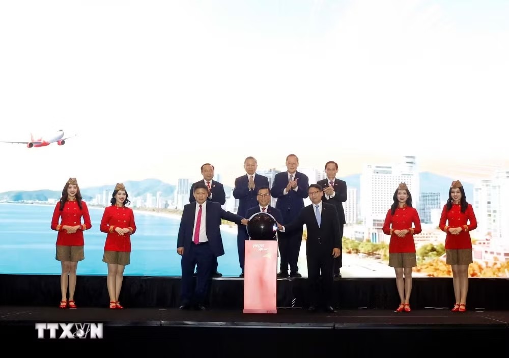 Tổng Bí thư, Chủ tịch nước Tô Lâm chứng kiến nghi thức mở đường bay mới Nha Trang-Singapore của hãng hàng không VietjetAir. (Ảnh: Thống Nhất/TTXVN)
