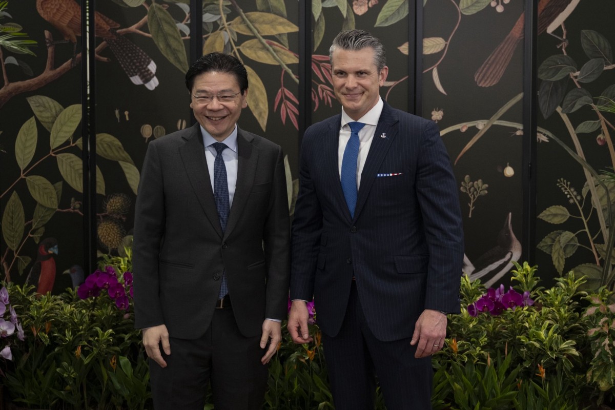 Thủ tướng Singapore Lawrence Wong và Bộ trưởng Bộ Chiến tranh Mỹ Pete Hegseth ngày 29/5. Ảnh: X/@SecWar