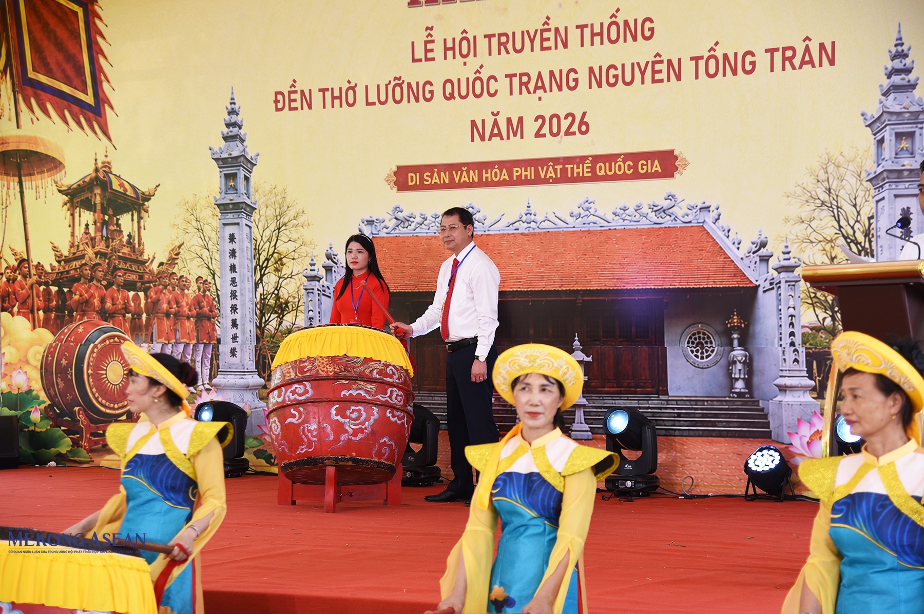 Ông Doãn Quốc Hoàn, Bí thư Đảng ủy, Chủ tịch HĐND xã Tống Trân đánh trống khai hội. Ảnh: Mekong ASEAN.