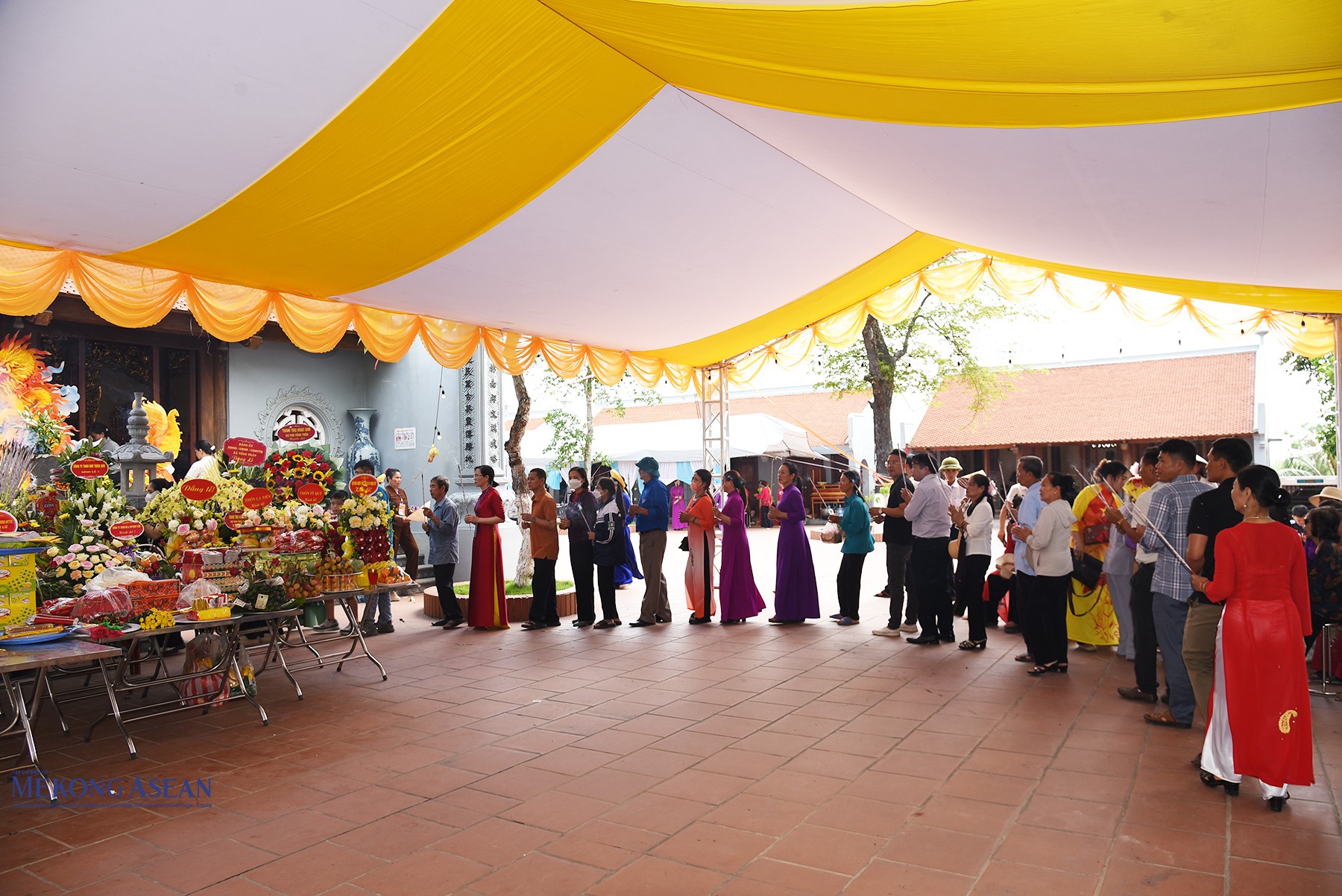 Người dân và du khách dâng hương. Ảnh: Mekong ASEAN.