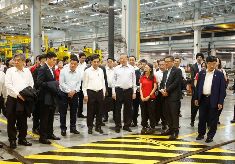 Tổng Bí thư, Chủ tịch nước Tô Lâm thăm Trung tâm Thử nghiệm đường sắt Singapore. Ảnh: TTXVN.