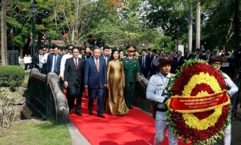 Tổng Bí thư, Chủ tịch nước dâng hoa tại Tượng đài Bác Hồ ở Philippines