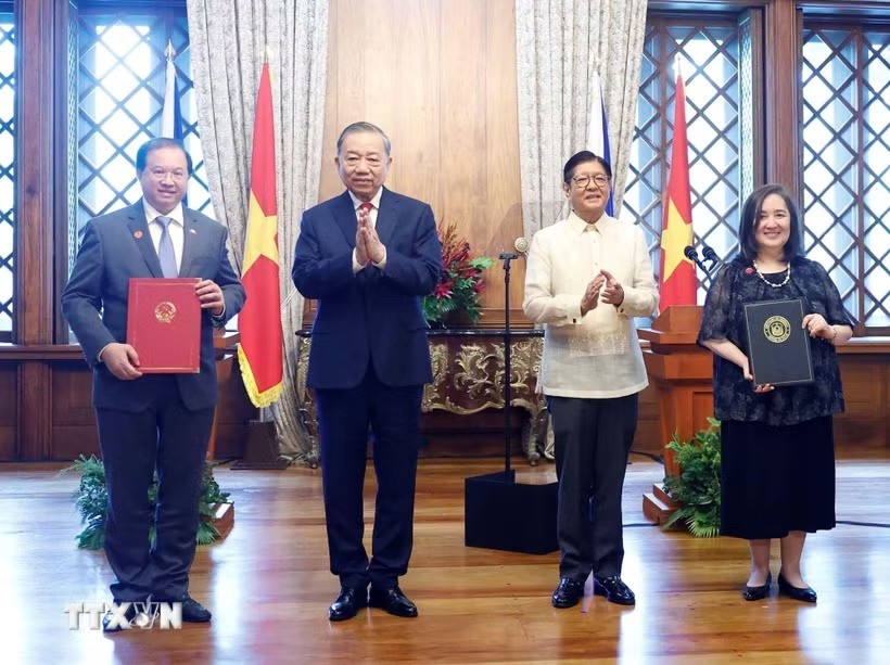 Tổng Bí thư, Chủ tịch nước Tô Lâm và Tổng thống Philippines Ferdinand Romualdez Marcos Jr. chứng kiến lễ trao các văn kiện hợp tác giữa hai nước.