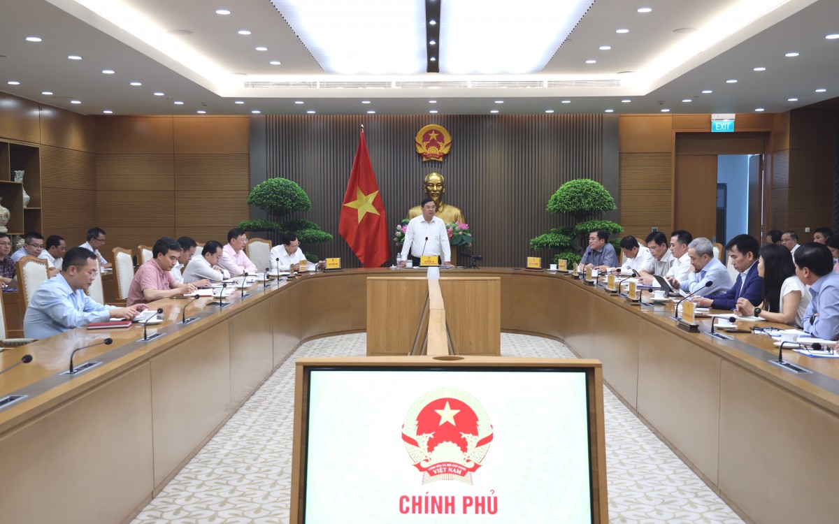 Phó Thủ tướng Thường trực Phạm Gia Túc làm việc với Bộ Công Thương và các bộ, ngành liên quan về tình hình triển khai cung ứng, phân phối xăng sinh học E10. Ảnh: VGP.