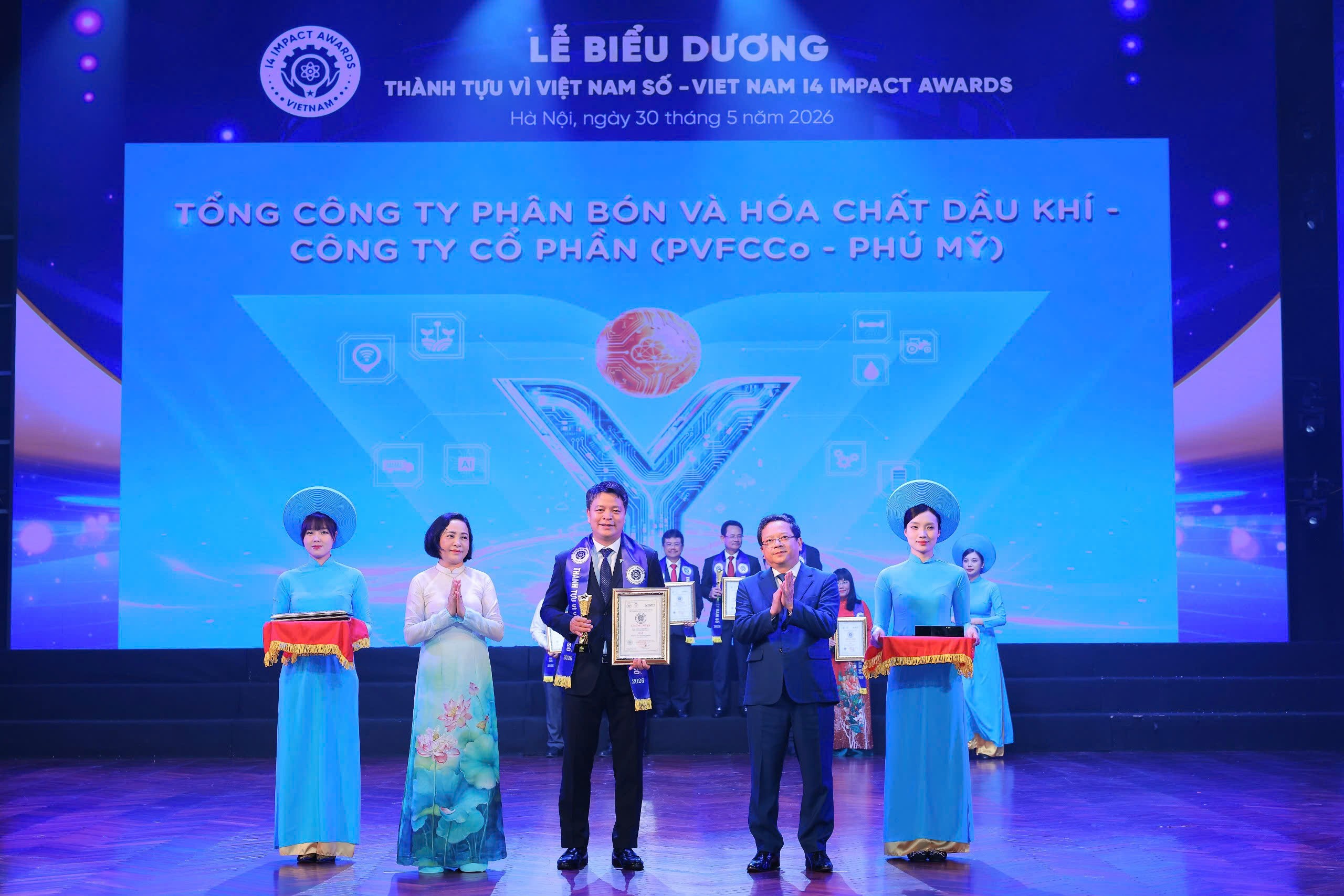 Đại diện PVFCCo Phú Mỹ nhận biểu trưng của chương trình. Nguồn: PVFCCo.
