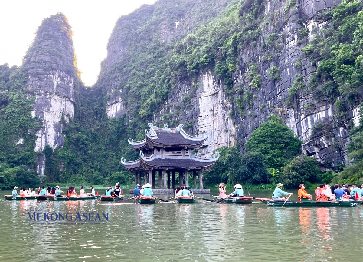 Khách du lịch tại Khu du lịch sinh thái Tràng An. Ảnh: Thảo Ngân - Mekong ASEAN.