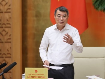 Thủ tướng: 'Tạm thời giữ ổn định giá dịch vụ y tế, giáo dục nếu cần thiết'