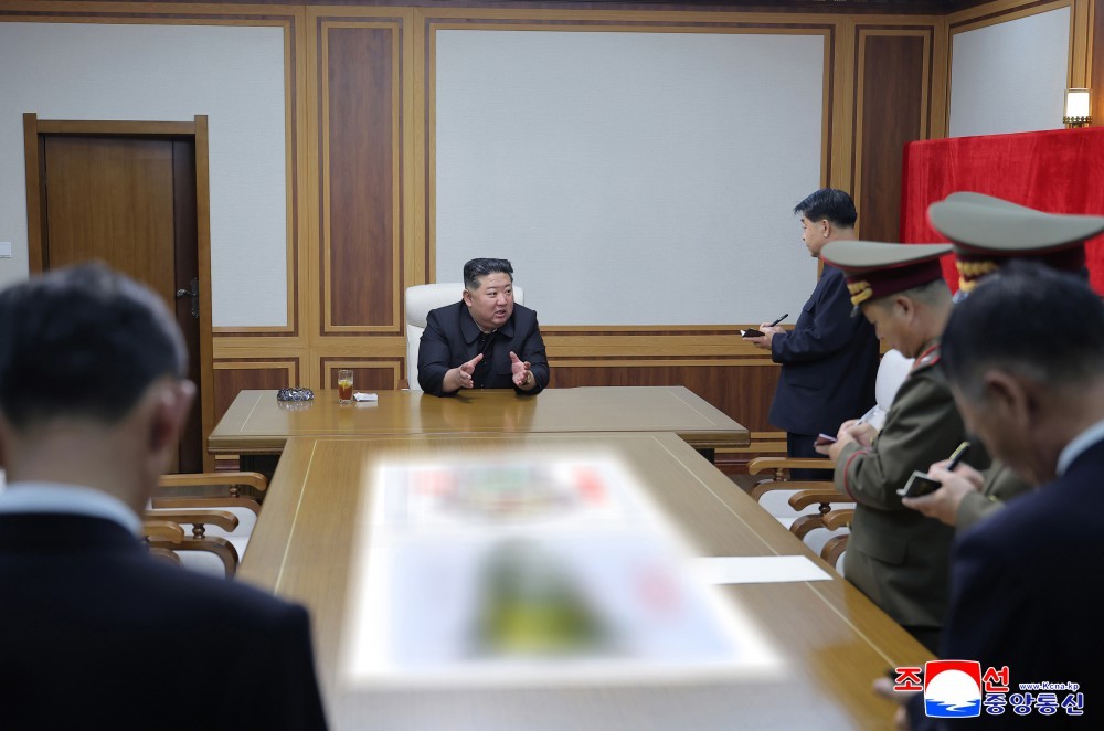 Ông Kim Jong Un tin tưởng đội ngũ chuyên gia hạt nhân của Triều Tiên sẽ tiếp tục hoàn thành nhiệm vụ nhằm bảo vệ an ninh quốc gia. Ảnh: KCNA