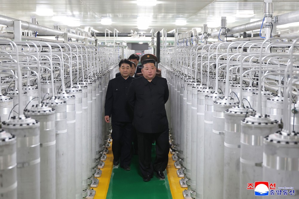 Nhà lãnh đạo Triều Tiên Kim Jong Un thị sát một nhà máy sản xuất vật liệu hạt nhân mới được khánh thành ngày 3/6. Ảnh: KCNA