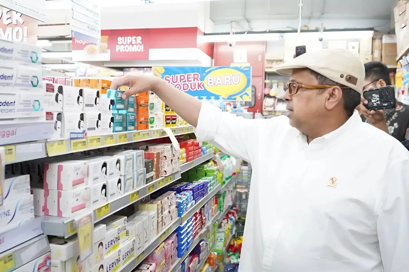 Ông Ahmad Haikal Hasan, Trưởng Cơ quan Tổ chức Đảm bảo Sản phẩm Halal (BPJPH), đã tiến hành một cuộc kiểm tra đột xuất tại một siêu thị ở Jakarta vào tháng 2 năm 2026. (ANTARA/HO-BPJPH)