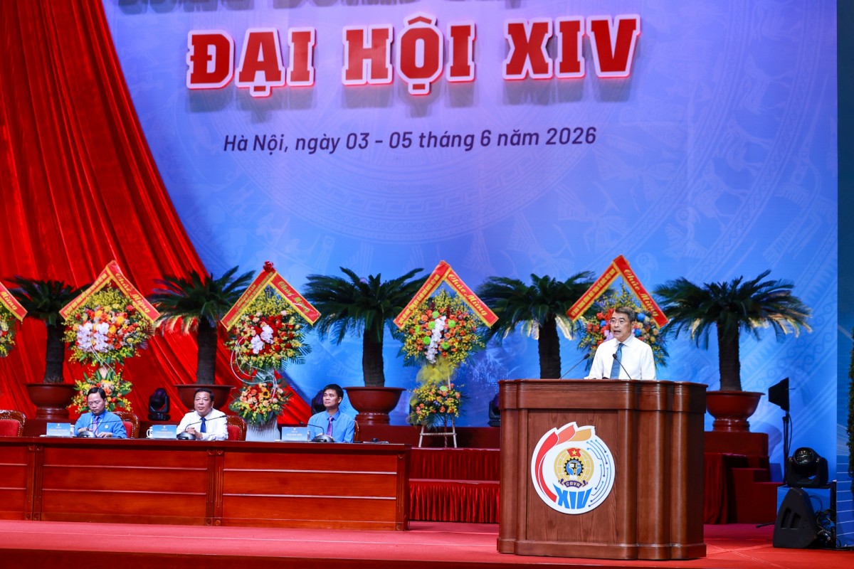 Thủ tướng đánh giá cao sáng kiến của Tổng Liên đoàn Lao động Việt Nam trong việc tổ chức Chương trình và lựa chọn chủ đề trao đổi rất thiết thực, ý nghĩa. Ảnh: VGP.