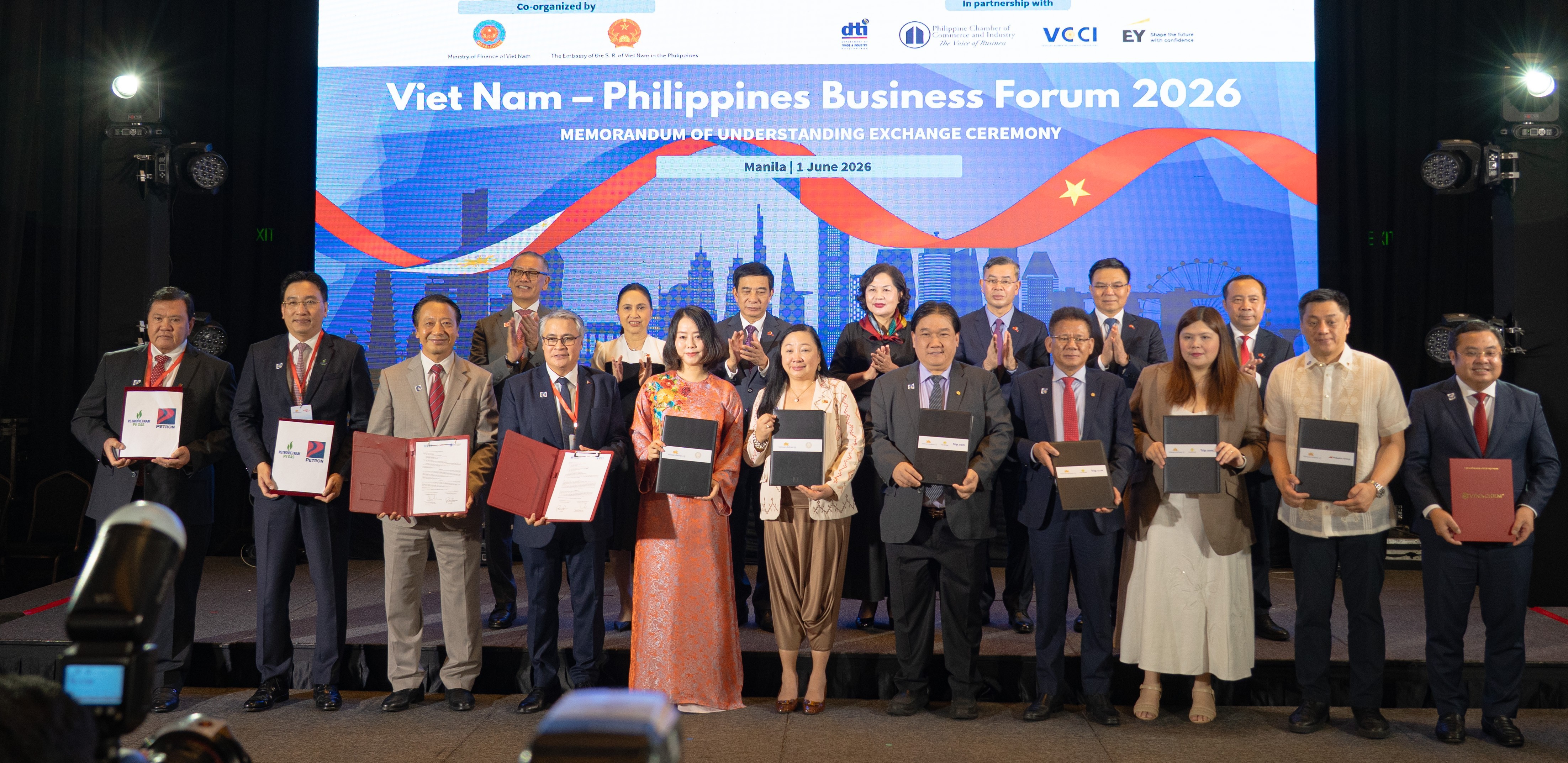 Phó Thủ tướng, Bộ trưởng Bộ Quốc phòng Phan Văn Giang cùng các lãnh đạo cấp cao chứng kiến lễ trao văn kiện hợp tác của các doanh nghiệp giữa hai nước, trong đó có PV GAS và PETRON