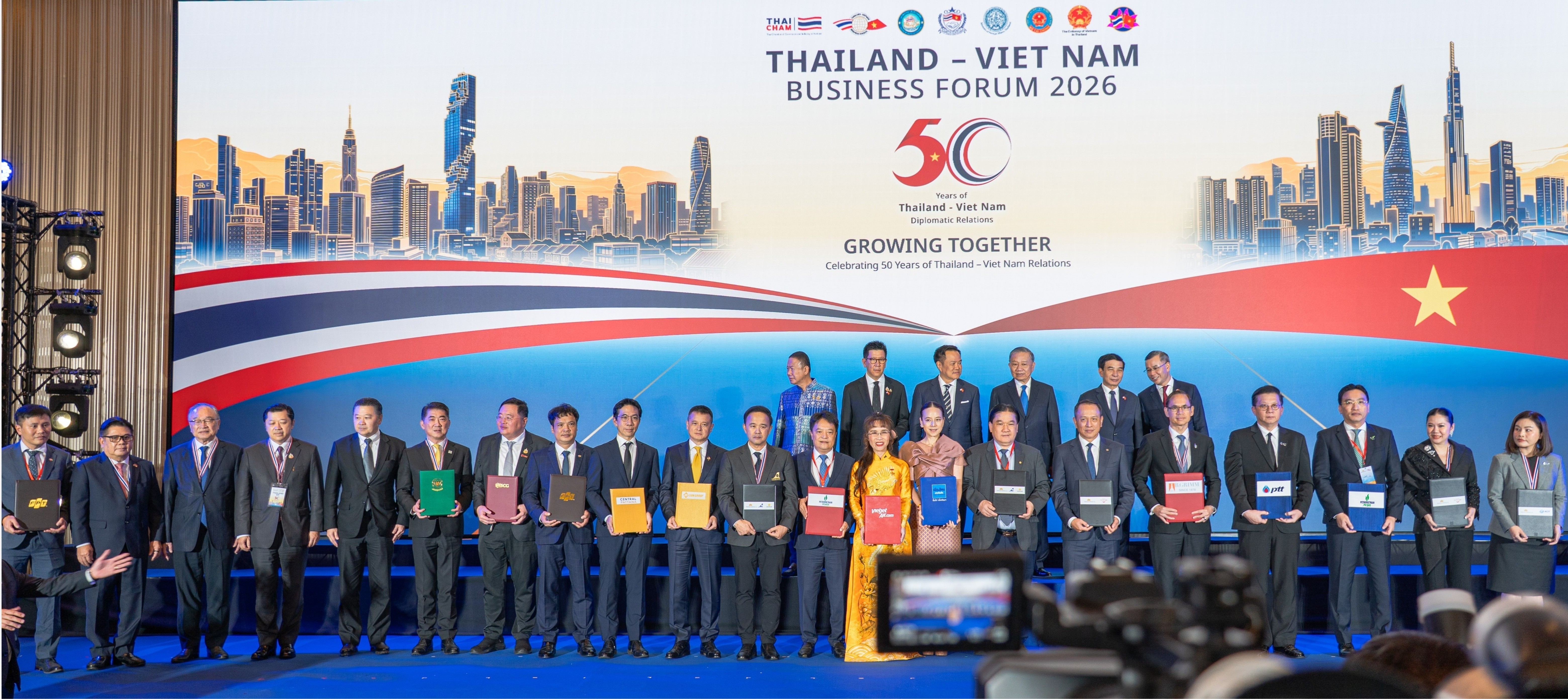 Tổng Bí thư, Chủ tịch nước Tô Lâm và Thủ tướng Thái Lan Anutin Charnvirakul chứng kiến trao các thoả thuận hợp tác giữa doanh nghiệp hai nước, trong đó có PV GAS và PTT 