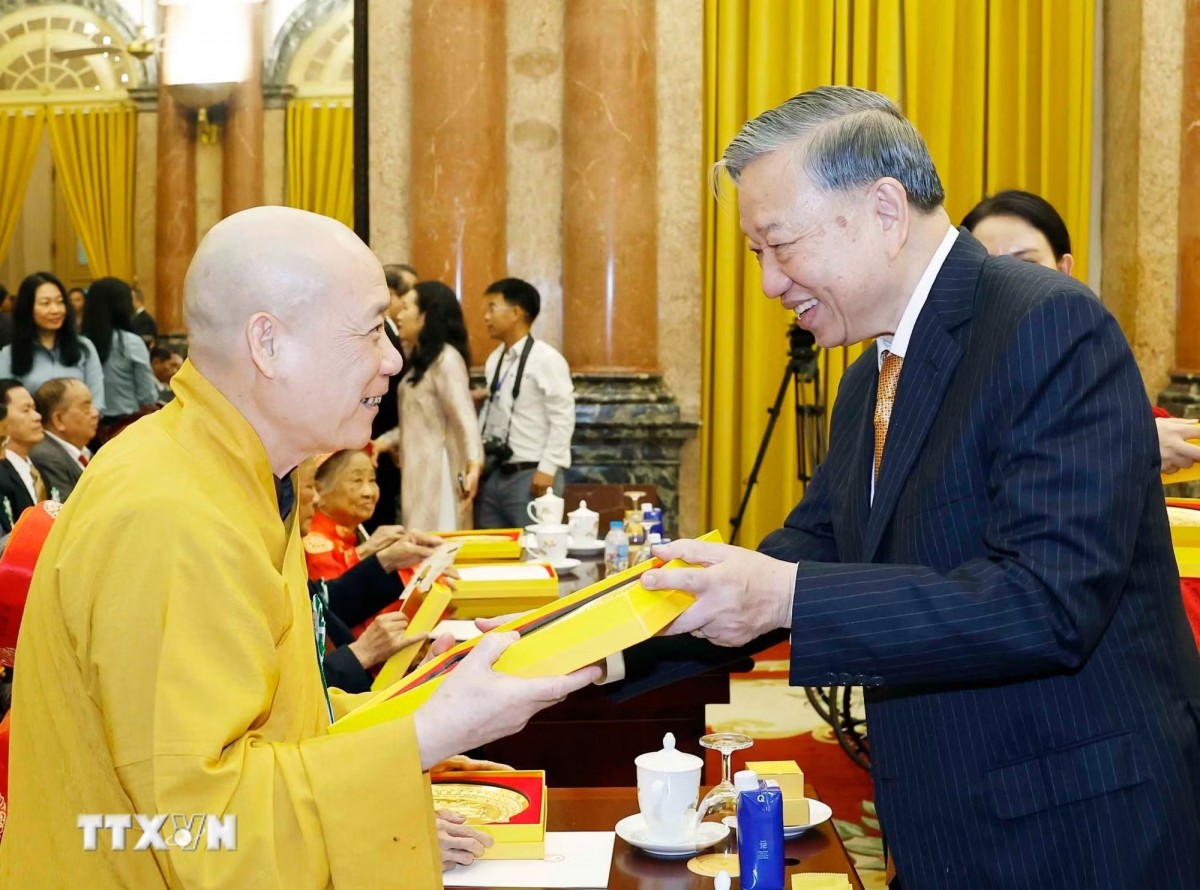 Tổng Bí thư, Chủ tịch nước Tô Lâm tặng quà cho các đại biểu - Ảnh: TTXVN