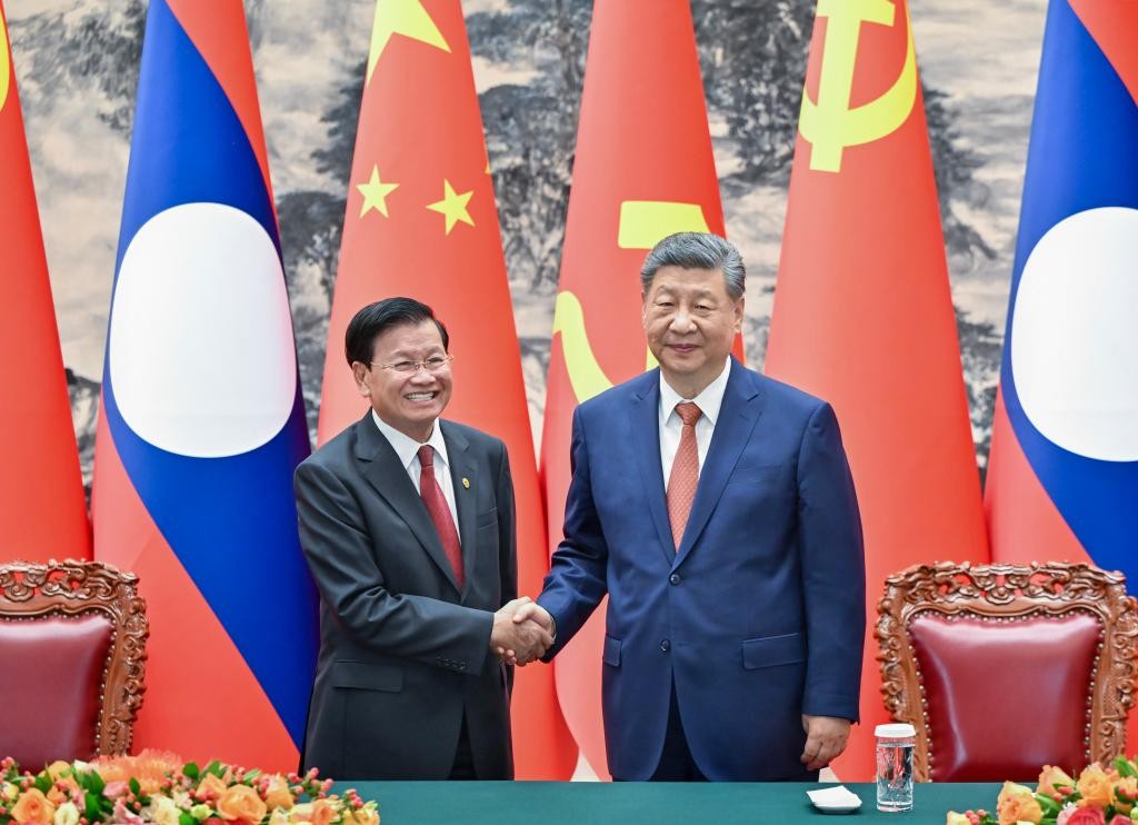 Ông Thongloun Sisoulith và ông Tập Cận Bình tại Đại lễ đường Nhân dân ngày 5/6. Ảnh: Tân Hoa xã
