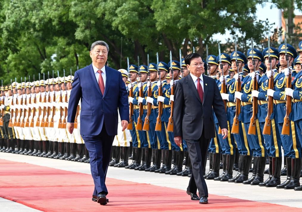 Ông Tập Cận Bình và ông Thongloun Sisoulith tại quảng trường bên ngoài cổng phía đông của Đại lễ đường Nhân dân ở Bắc Kinh ngày 5/6. Ảnh: Tân Hoa xã