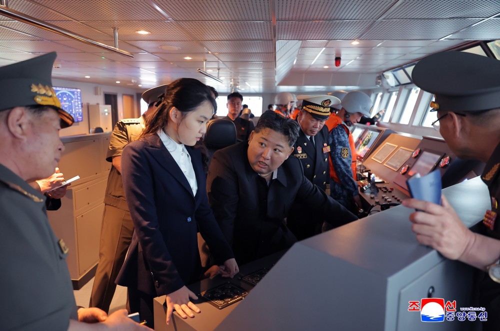 Nhà lãnh đạo Triều Tiên Kim Jong Un và con gái Kim Ju Ae tham gia cuộc chạy thử của tàu khu trục Kang Kon. Ảnh: KCNA