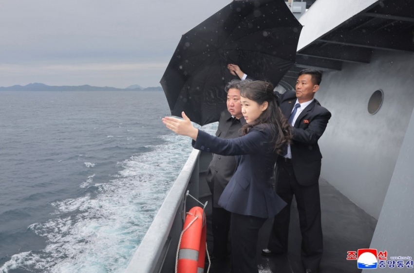 Ông Kim Jong Un cùng con gái thị sát tàu chiến mới