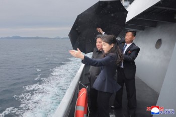 Ông Kim Jong Un cùng con gái thị sát tàu chiến mới