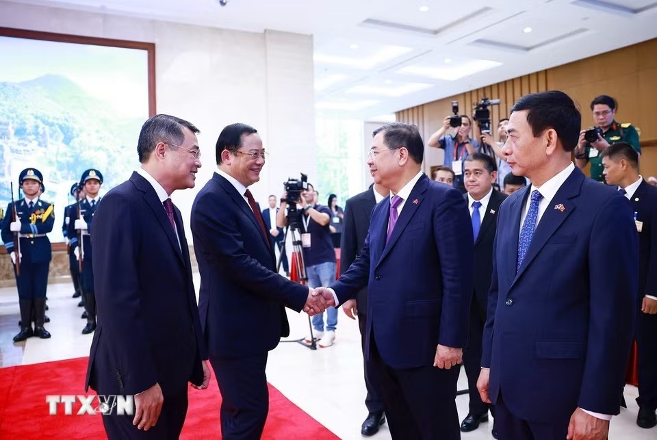 Thủ tướng Lê Minh Hưng chủ trì lễ đón chính thức Thủ tướng Lào