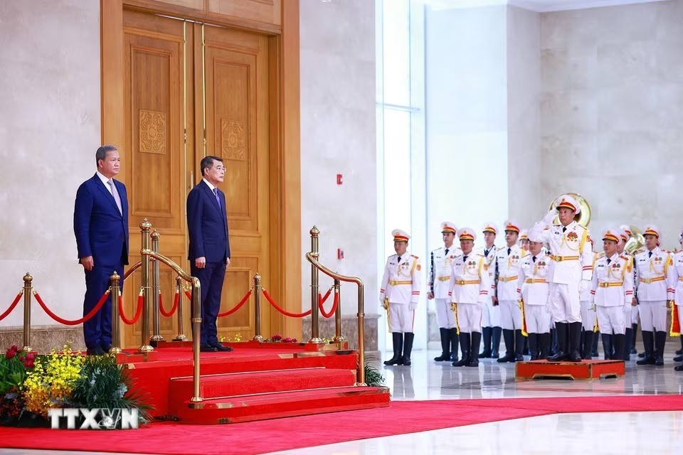 Thủ tướng Lê Minh Hưng và Thủ tướng Hun Manet bước lên bục danh dự tại sảnh chính trụ sở Chính phủ